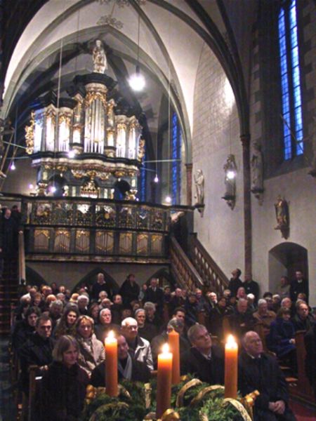 Blick aus dem Chorraum in Richtung Nonnenempore mit Orgel vor vollbesetzter Kirche